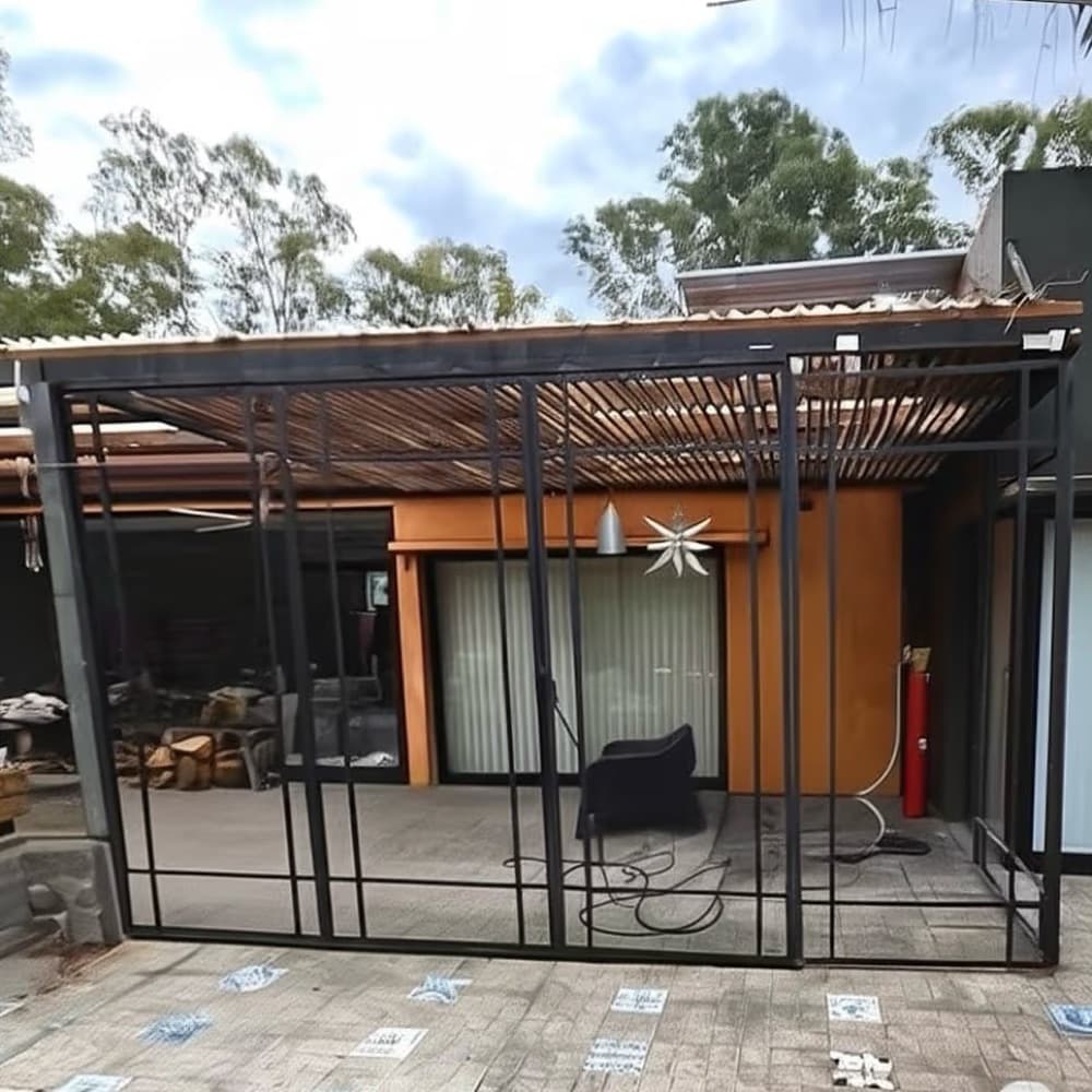 Cerramiento de patio en hierro y vidrio a medida